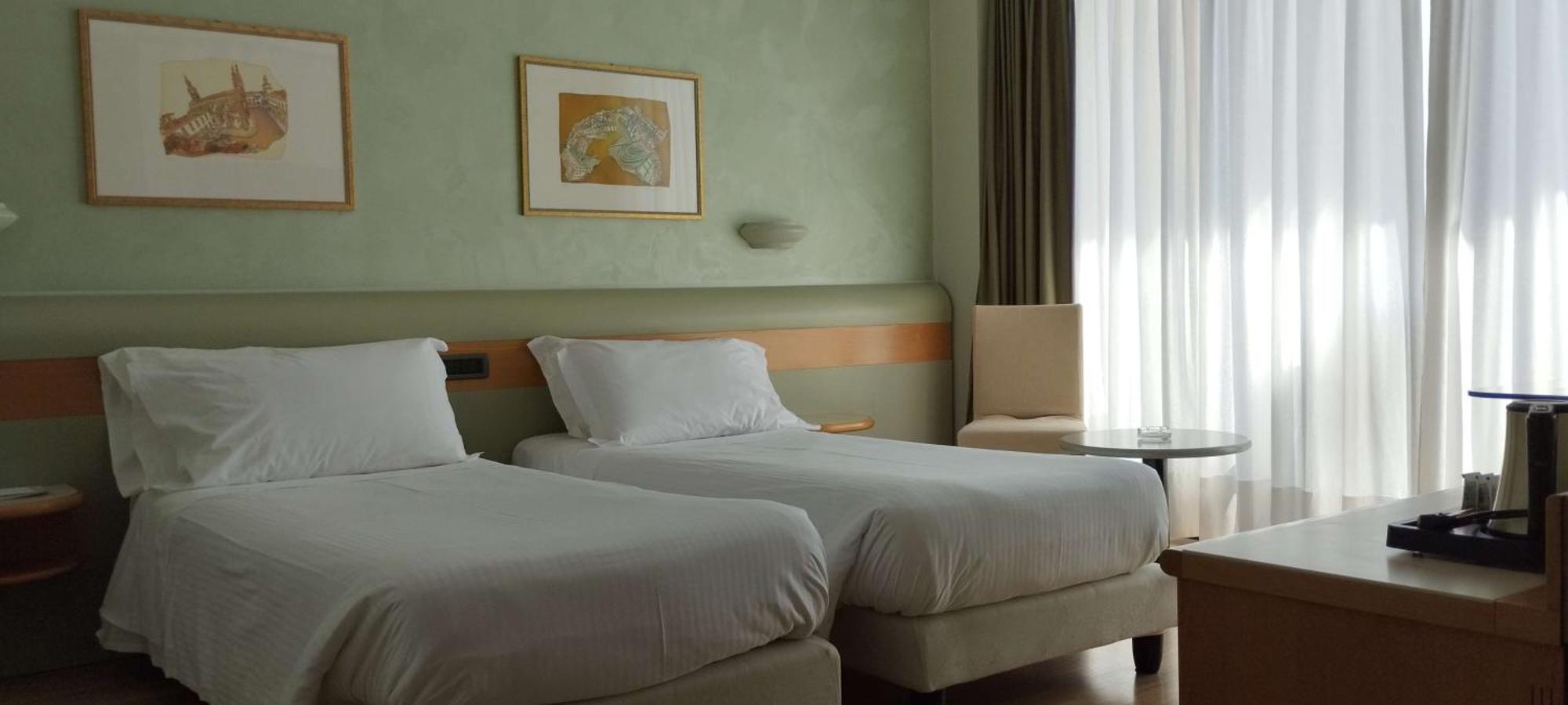 Best Western Hotel Leonardo Da Vinci Erba Ngoại thất bức ảnh